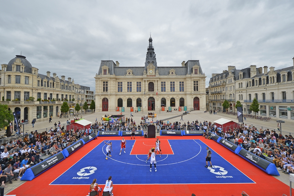 Le tournoi qualificatif féminin sur la place de l'Hotel de Ville de Poitiers - ffbb.com